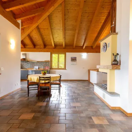 Il Giogo By Interhome בית נופש מנדלו דל לאריו
